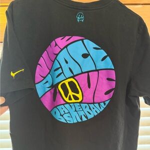 Nike Peace Basketball Graphic Tee Colorful Back Print Men’s Size Large